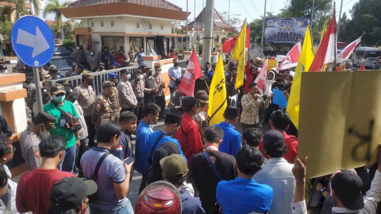 Mahasiswo saat demo di depan kantor DPRD Kabupaten Probolinggo/RMOLJatim