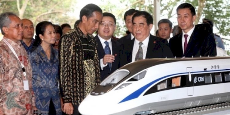 Presiden Jokowi dan miniatur kereta cepat/Net