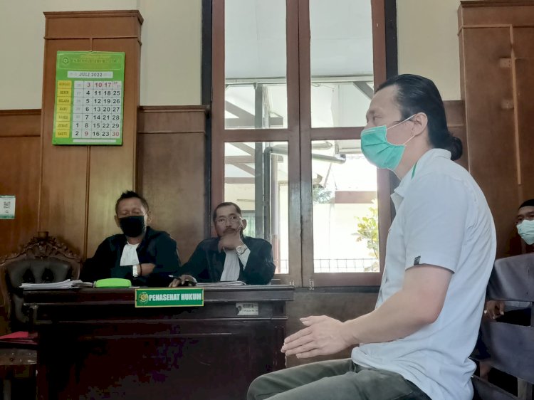 Direktur Utama (Dirut) PT Rakuda Furniture, Wibowo Pratikno Prawita saat sidang di Pengadilan Negeri (PN) Surabaya/RMOLJatim