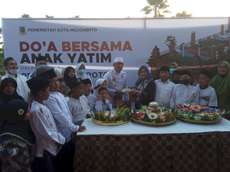 Wali Kota Mojokerto Ika Puspitasari memotong tumpeng tanda dimulainya pengerjaan revitalisai alun-alun/RMOLJatim