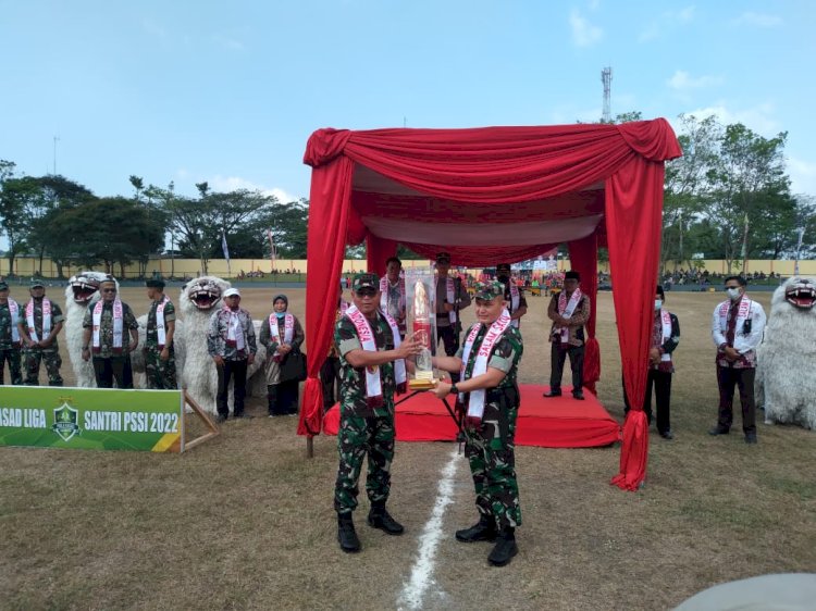 Penyerahan simbolis Piala KASAD 2022 oleh Dandim Bondowoso kepada Danrem 083/Baladhika Jaya/RMOLJatim 