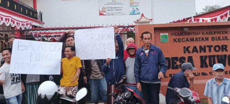 Warga Desa Kuwolu, Malang saat demo dan tuntut kades mundur/Ist