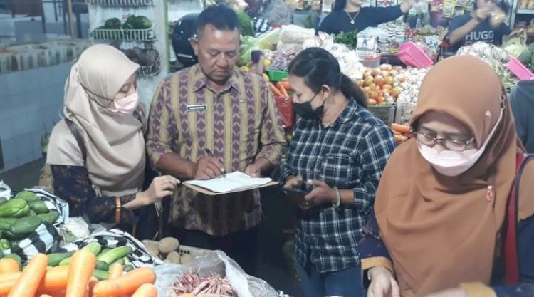 Petugas saat cek harga komoditi di pasar/Ist