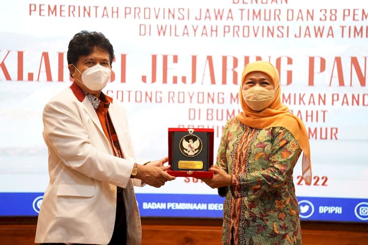 Gubernur Jawa Timur Khofifah Indar Parawansa mendapat penghargaan Gugus Tugas Gerakan Nasional Revolusi Mental (GNRM) dari Kementerian Dalam Negeri RI/Ist