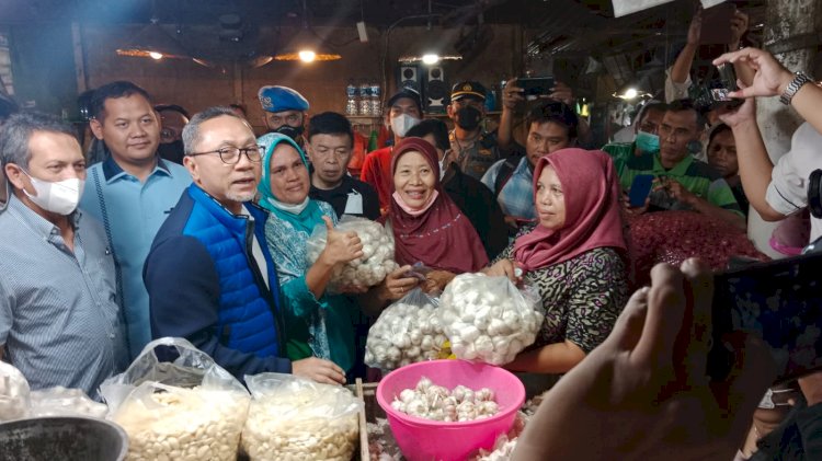Menteri Perdagangan Zulkifli Hasan saat blusukan ke Pasar Keputran/RMOLJatim