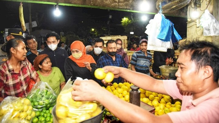 Khofifah saat mendampingi Mendag Zulhas 