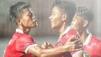 Idzhar Nurviat pemain Timnas U-16 saat bersama rekanya merayakan gol/Ist