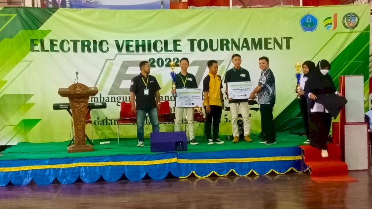 Penyerahan piala dan sertifikat oleh panitia Electric Vehicle Tournament 2022 Poltek Jember/Ist