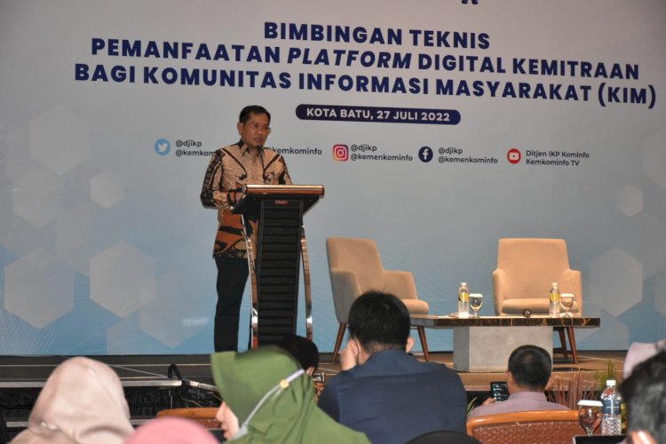 Kadis Kominfo Jatim, Dr Hudiyono M Si saat membuka acara bimtek KIM di hotel golden tulip holand Batu/ dok kominfo