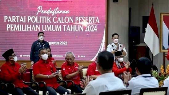 Jajaran pengurus DPP PDI Perjuangan saat menyerahkan berkas pendaftaran sebagai calon peserta Pemilu 2024, Senin (1/8)/Ist