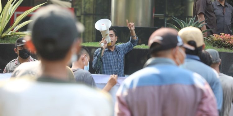 Aksi Aliansi Mahasiswa Menggugat (AMAM) di Gedung KPK/RMOL