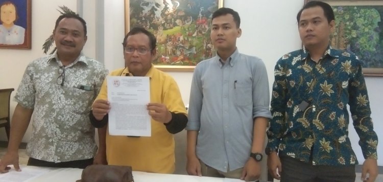 Sugiharso didampingi kuasa hukumnya menunjukkan bukti gugatan PMH ke PN Surabaya/RMOLJatim