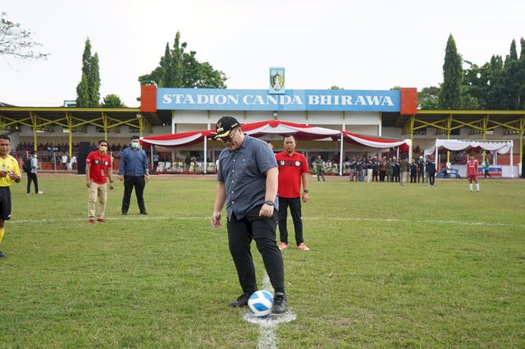 Bupati Kediri Hanindhito Himawan Pramana saat membuka kejuaraan sepakbola piala bupati 2022/RMOLJatim