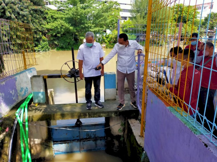  Wali Kota Eri bersama Kadis SDA dan Bina Marga Lilik Arijanto sidak pintu air/RMOLJatim