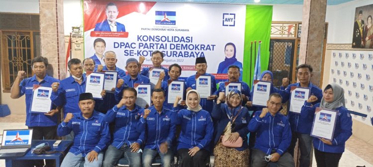 Lucy Kurniasari bersama 12 Ketua DPAC Partai Demokrat Surabaya/ist