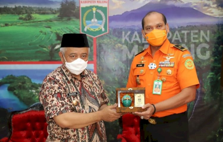  Bupati Malang, H.M. Sanusi bersama Direktur Bina Tenaga Basarnas, Marsekal Pertama M. Somin/Ist