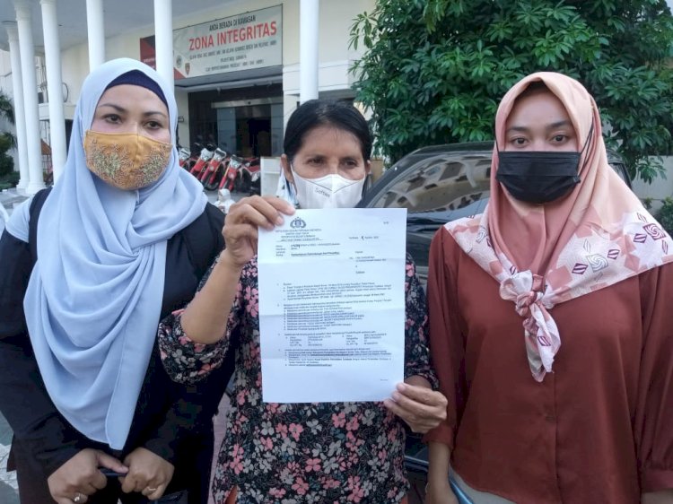 Tina Sundartina bersama tim kuasa hukumnya mendatangi Polrestabes Surabaya, Kamis (4/8)/RMOLJatim