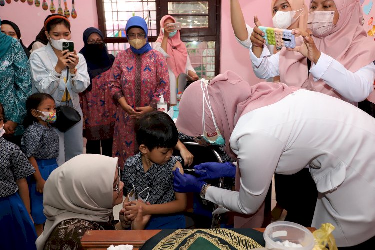 Petugas puskesmas saat Imunisasi anak/ist