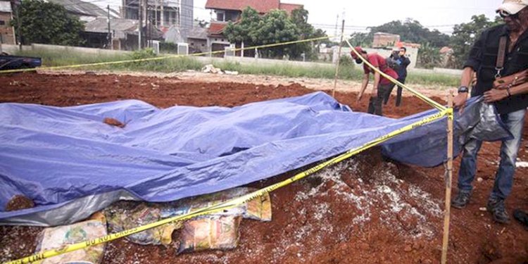 Penimbunan bantuan sosial berupa beras yang ditemukan di lahan kosong di Sukmajaya, Depok, Jawa Barat/Ist