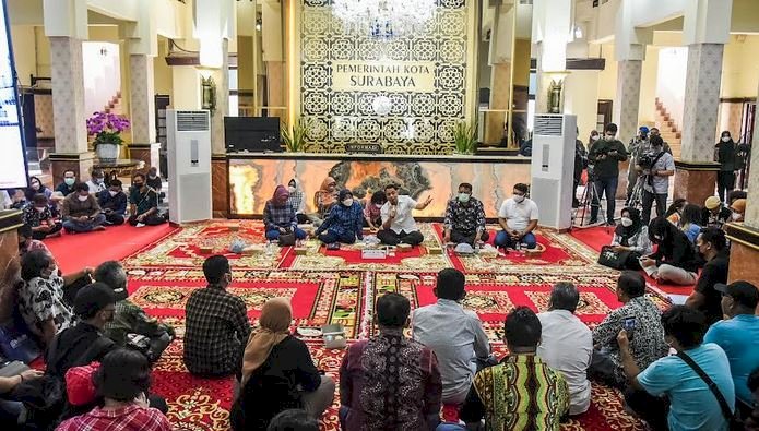 Wali Kota Surabaya Eri Cahyadi saat menggelar acara lesehan bareng dalam program “Sambat Nang Cak Eri”/Ist 