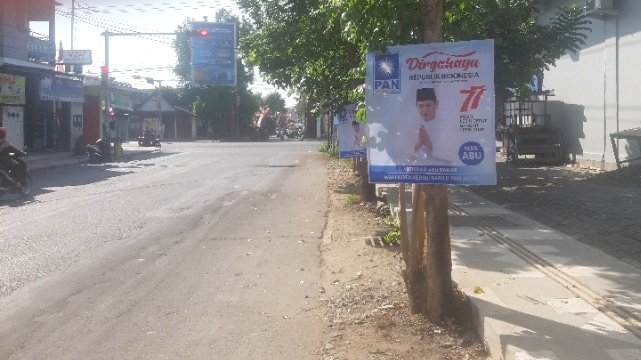 Reklame PAN dipasang di pohon dan dipaku sepanjang jalan Sumatera Caruban/RMOLJatim