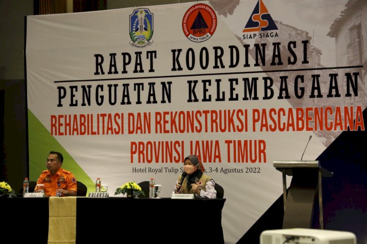 Budi Santosa (kiri) saat memimpin rakor renguatan kelembagaan rehabilitasi dan rekonstruksi pasca bencana/Ist