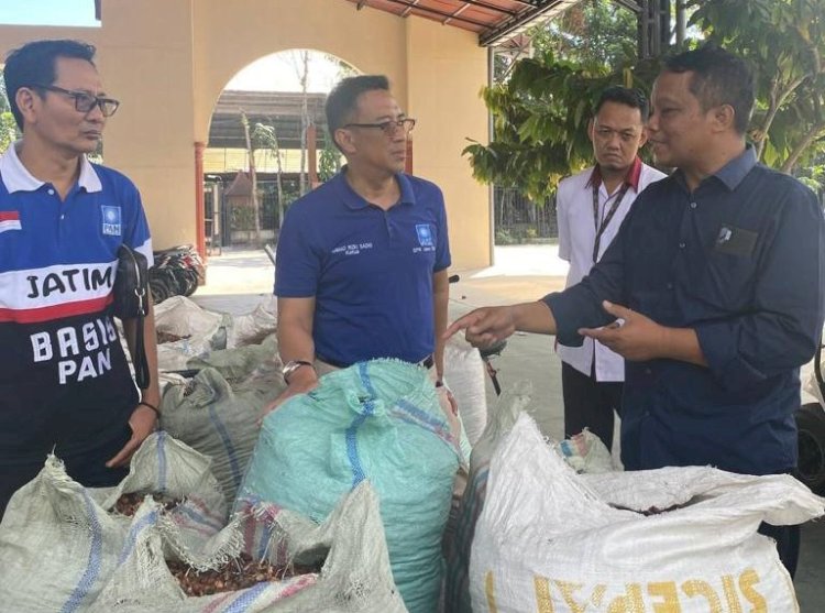 Legislator PAN, Ahmad Rizki Sadig saat di Kampung Coklat Blitar/Ist