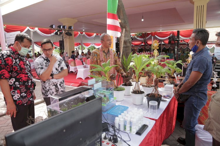 Camat Karangpilang mendampingi tim penilai presentasi dan verifikasi lapangan pelaksanaan gotong-royong terbaik Pemprov Jatim 2022/RMOLJatim