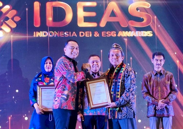 Wali Kota Eri Cahyadi menerima pebghargaan sebagai Pemimpin Terpopuler di Media Arus Utama 2022, yang diberikan oleh SPS/ist