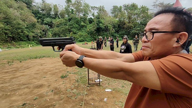 Ketua DPC Peradi Surabaya, Hariyanto saat membuka lomba menembak yang digelar Shootingclub Advokat Indonesia (SAKTI)/RMOLJatim