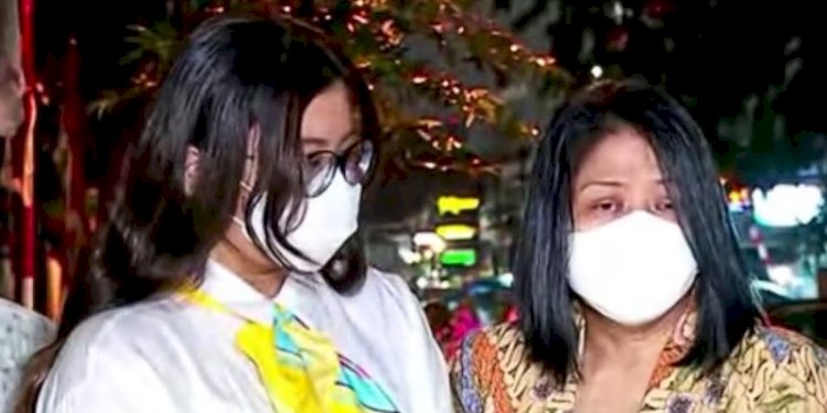 Istri Ferdy Sambo (kanan) saat bicara ke awak media/Net