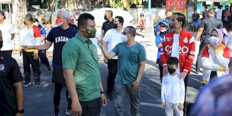 Presiden Jokowi (jaket merah) di car free day Solo bersama Ganjar Pranowo (kaos biru dongker) dan Menteri BUMN Erick Thohir (kaos putih), Minggu (7/8)/Ist