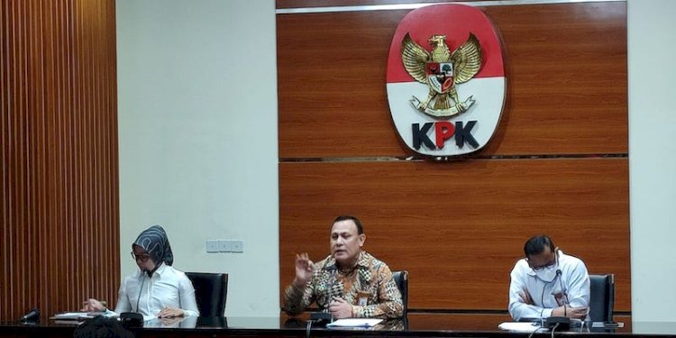 Ketua KPK Firli Bahuri (tengah) saat jumpa pers di Gedung Merah Putih KPK, Jalan Kuningan Persada Kav 4, Setiabudi, Jakarta Selatan/RMOL