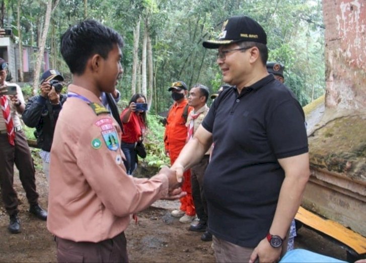  Wakil Bupati Malang, H. Didik Gatot Subroto saat berjabat tangan dengan salah satu peserta/Ist