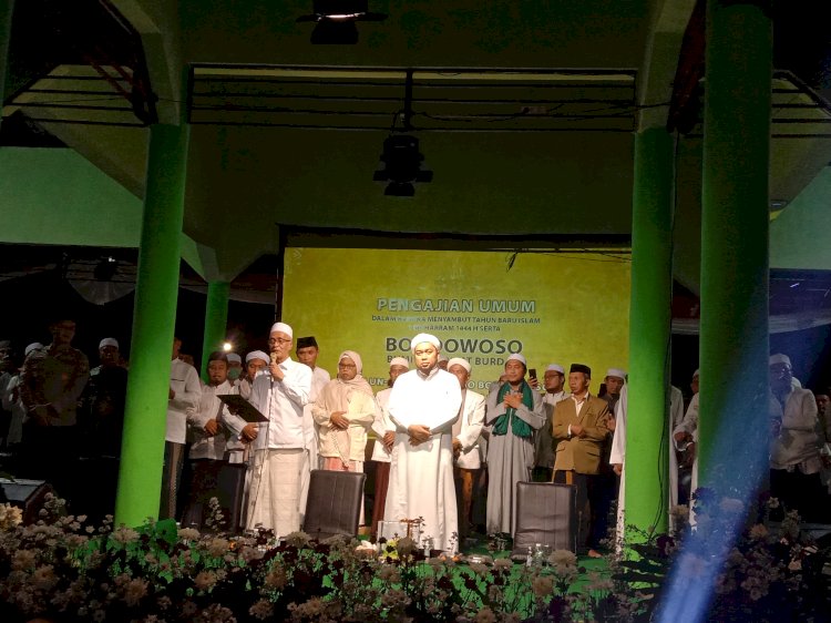 Bupati Bondowoso bersama KH Azaim Ibrahimi saat deklarasikan Bumi Sholawat Burdah/RMOLJatim 