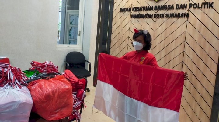 Maria Theresia Ekawati Rahayu menunjukkan bendera merah putih yang akan dibagikan secara gratis kepada masyarakat/RMOLJatim