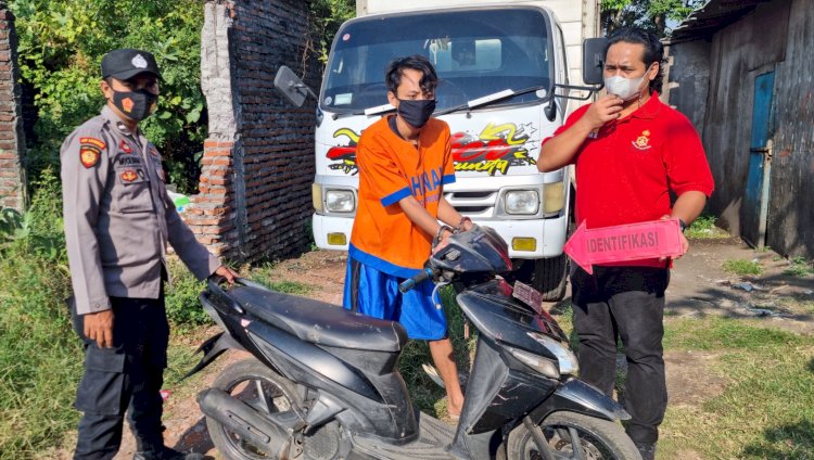 Polisi saat melakukan rekonstruksi pencurian sepeda motor di Dringu, Probolinggo/RMOLJatim 