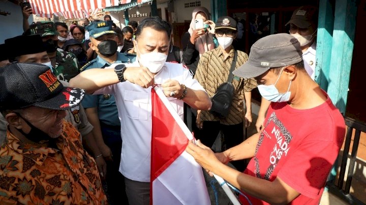 Wali Kota Eri Cahyadi membagikan Bendera Merah Putih pada warga/RMOLJatim