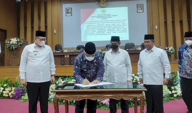 Ketua DPRD Kabupaten Malang, Darmadi bersama Bupati Malang, H.M Sanusi saat teken Nota Kesepakatan/RMOLJatim
