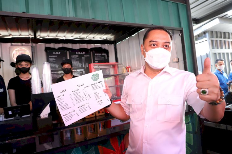 Wali Kota Eri menunjukkan menu di rumah Padat Karya di Jalan Raya Menur/RMOLJatim