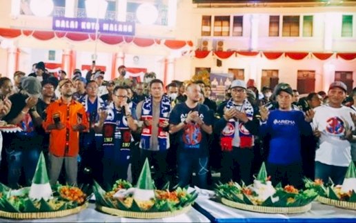  Wali Kota Malang, Drs. H. Sutiaji dan Wakil Wali Kota Malang, Ir. H. Sofyan Edi Jarwoko beserta Suporter Arema saat di perayaan HUT Arema ke-35/Ist