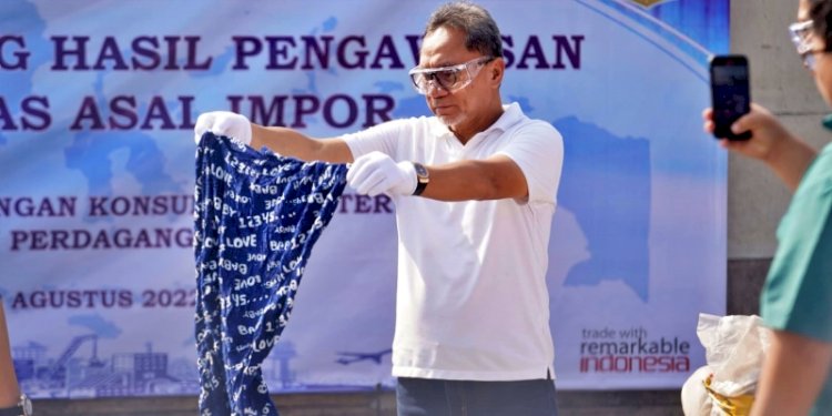 Menteri Perdagangan Zulkifli Hasan secara simbolis musnahkan apakain bekas diduga hasil impor/Ist