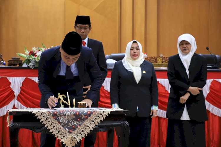 Wali Kota Eri Cahyadi menandatangani kesepakatan dengan DPRD Surabaya tentang pelaksanaan Sub Kegiatan Tahun Jamak Pembangunan Rumah Sakit Beserta Sarana dan Prasarana Pendukungnya/ist