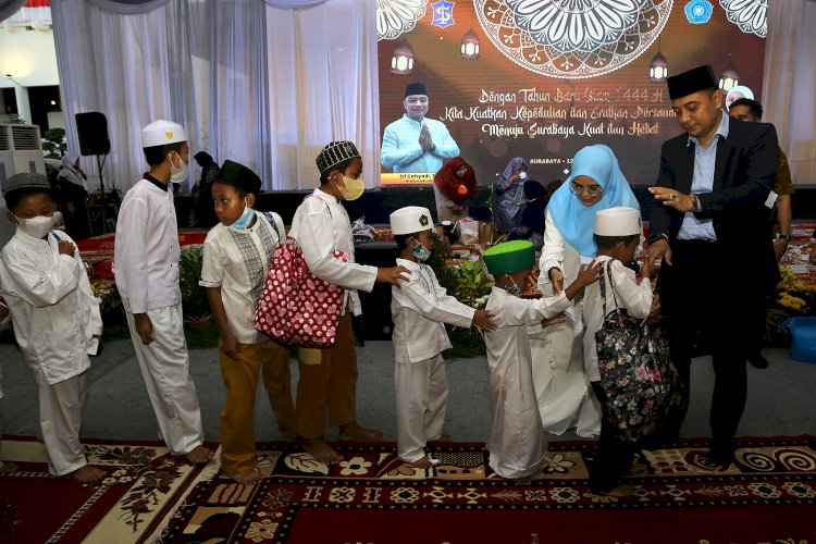 Wali Kota Eri Cahyadi memberikan santunan kepada anak yatim piatu di halaman Balai Kota/ist