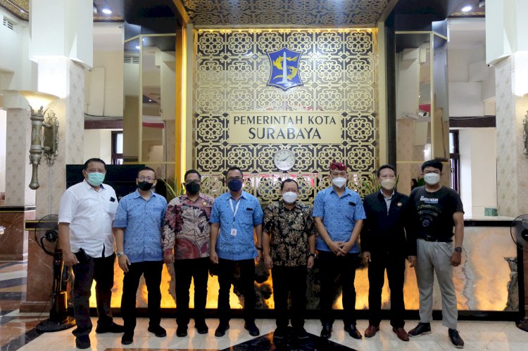 Afghani bersama jajaran Blue Bird Area Surabaya/ist
