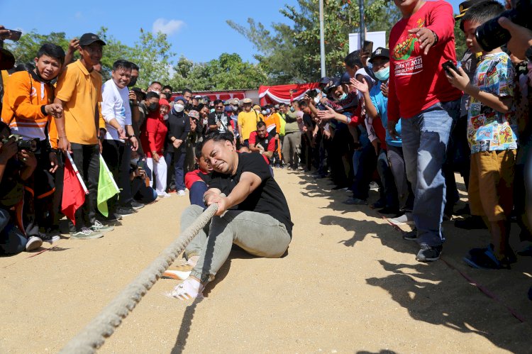 Wali Kota Eri Cahyadi lomba tarik tambang/RMOLJatim