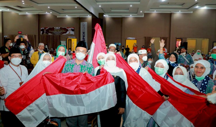 Gubernur Khofifah Indar Parawansa bersama jemaah haji asal Jawa Timur kloter terakhir/Ist