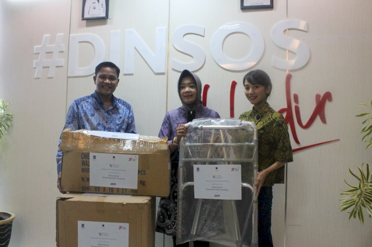 Anna Fajriatin menerima bantuan berupa 36 tongkat/ist
