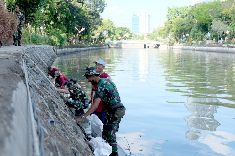 TNI AL bersama Pemkot Surabaya kerja bakti/ist