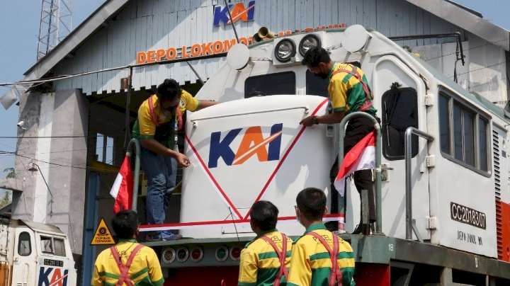 Komunitas Pecinta Kereta Api Lingkup Madiun (Pecel +63) melakukan mencuci dan hias lokomotif nuansa kemerdekaan di Dipo Lokomotif Madiun./ist